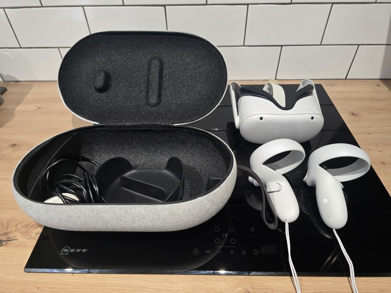 Oculus Meta Quest 2 VR Headset 128GB with Controllers And Official Carry Case.