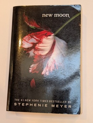 New Moon (The Twilight Saga) - Paperback, by Meyer, Stephenie (2008)- Good
