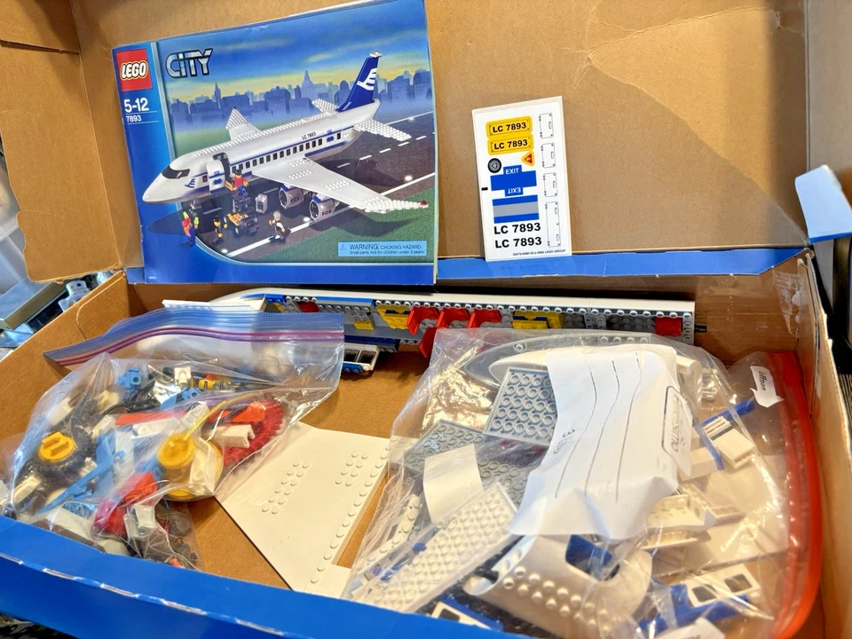 Lego 2014 Legends Chima Laval's Fire Lion 2006 City Passenger Plane + 4 LB Legos - Image 4 of 4