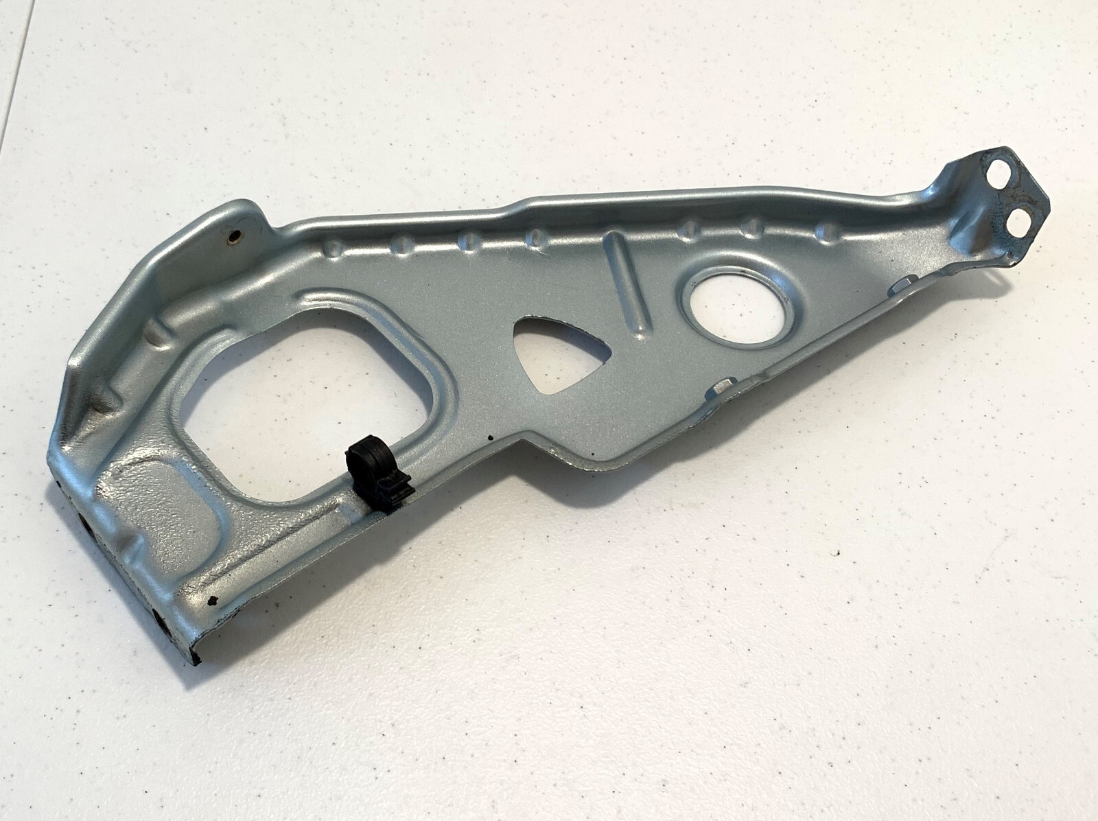 06 Maserati Quattroporte M139 FRONT RIGHT HEADLIGHT BRACKET USED