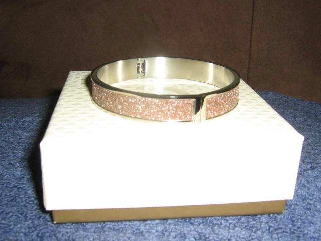 Pulsera de acero por diseño QVC con bisagras rosa tamaño promedio Foto 2 de 4