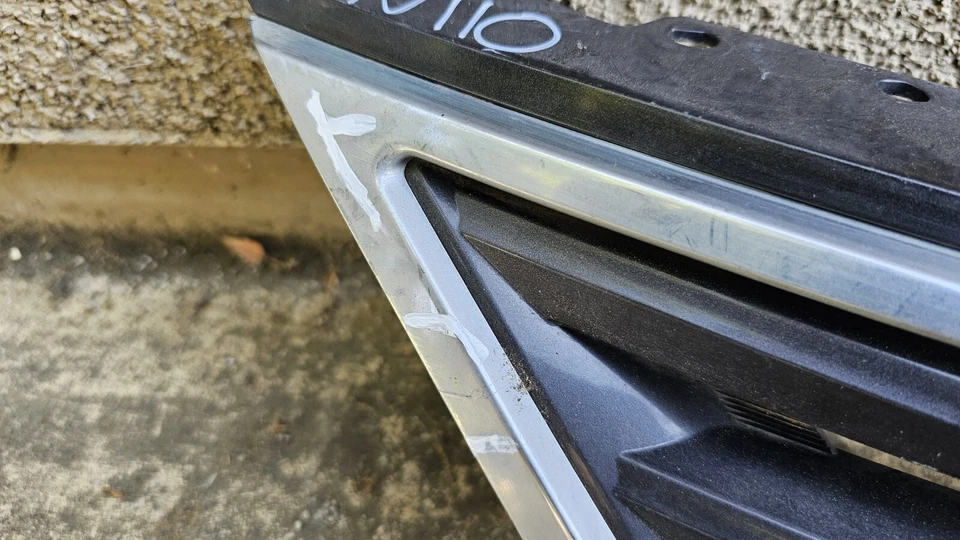 Nissan Versa 2010-2012 hatchback parrilla delantera cromada OEM N110 Foto 3 de 4