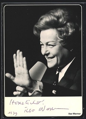 AK Musikerin Ilse Werner mit Mikrofon grüßt das Publikum, mit Autograph 