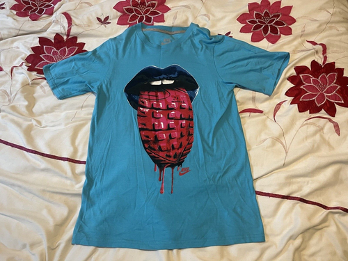 Nike Sportswear Sticking Out Tongue Logo Slim Fit Graphic T-Shirt - Size M