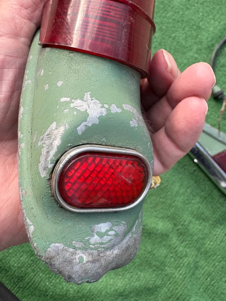 1949 Plymouth tail light housings & lenses 49 Foto 3 de 4