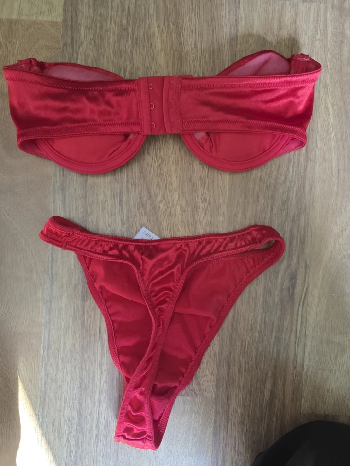 Conjunto de tanga sujetador satinado segunda piel victoria secret rojo sin tirantes Foto 2 de 4