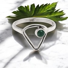 925 Silver Natural Green Onyx Band Triangle Bezel Daughter Ring Jewelry Size 8