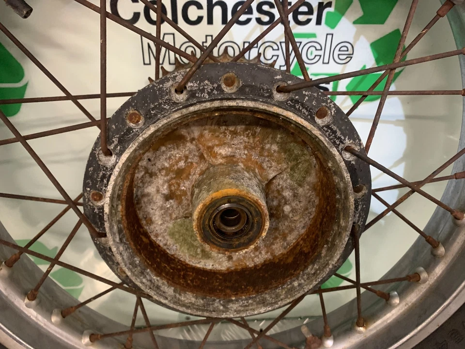 YAMAHA TT250 TT 250 RUEDA TRASERA AÑO 1980-1982 (STOCK 944) Foto 2 de 4