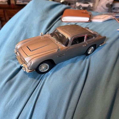 1965 Aston Martin DB5, James Bond - Goldfinger, ERTL, 1/18, With Gadgets, #33745