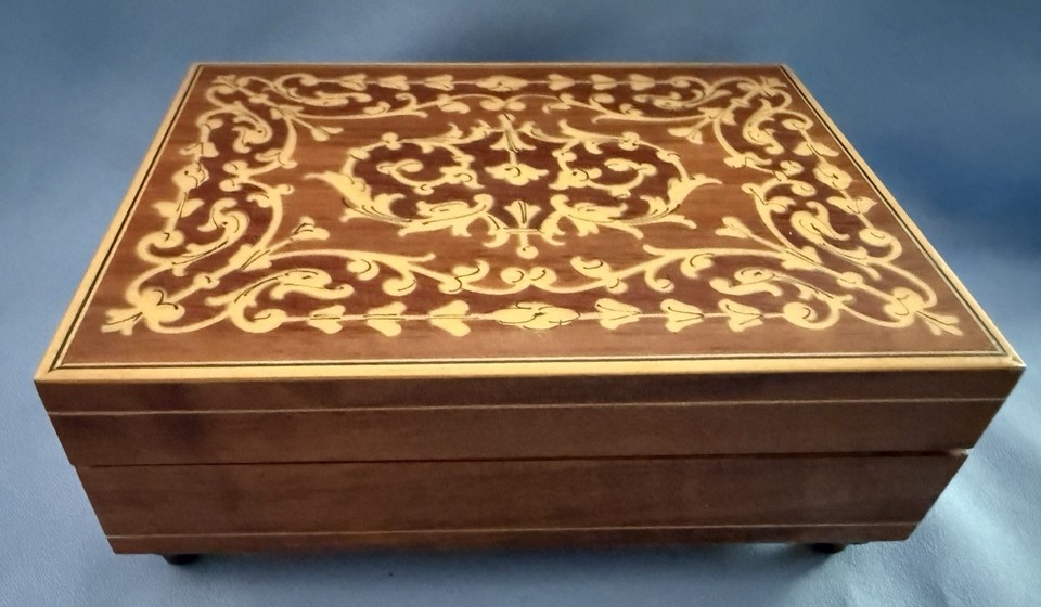 Vintage Italian Inlaid Wood Music Box Reuge Swiss Movement Isola di Capri