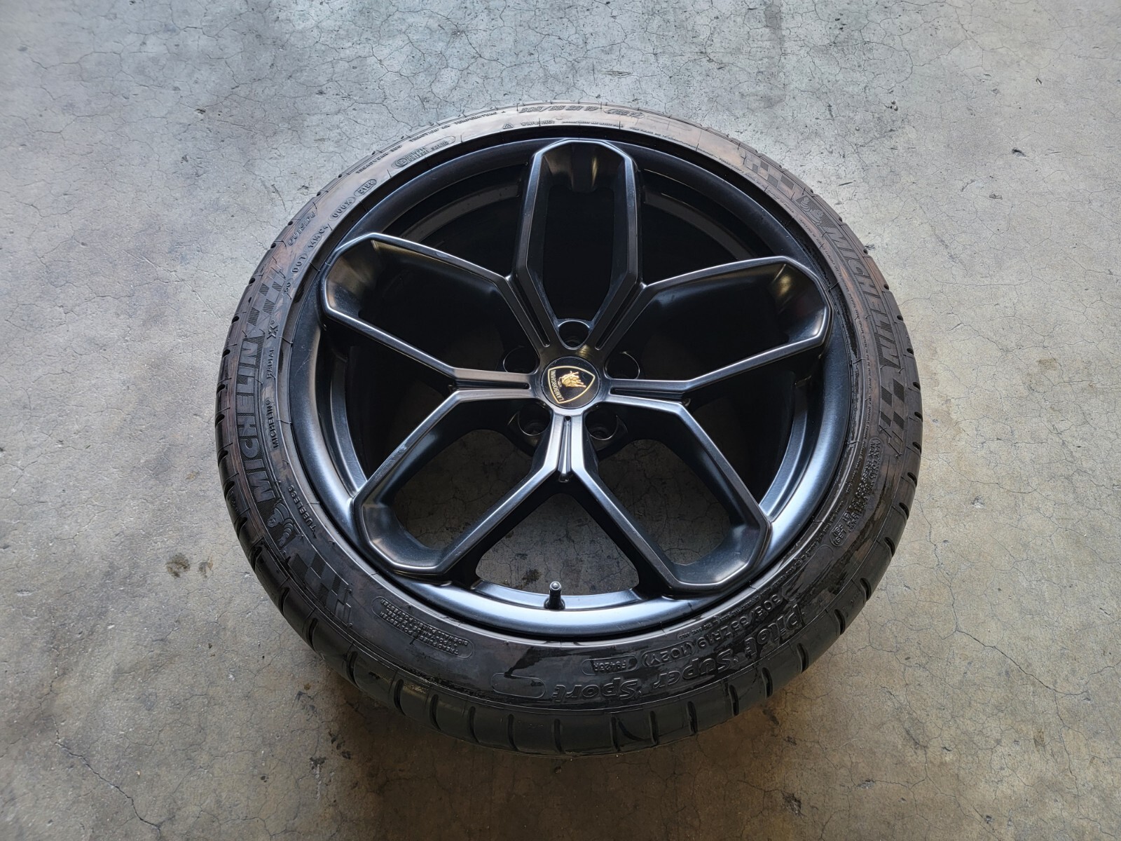 LAMBORGHINI HURACAN LP580 KARI REAR WHEEL RIM WITH TIRE OEM 4T0601017K BLACK