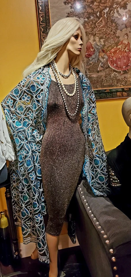 Tela de lentejuelas por todas partes (chal, corredor, decoración de boda?) Foto 2 de 4