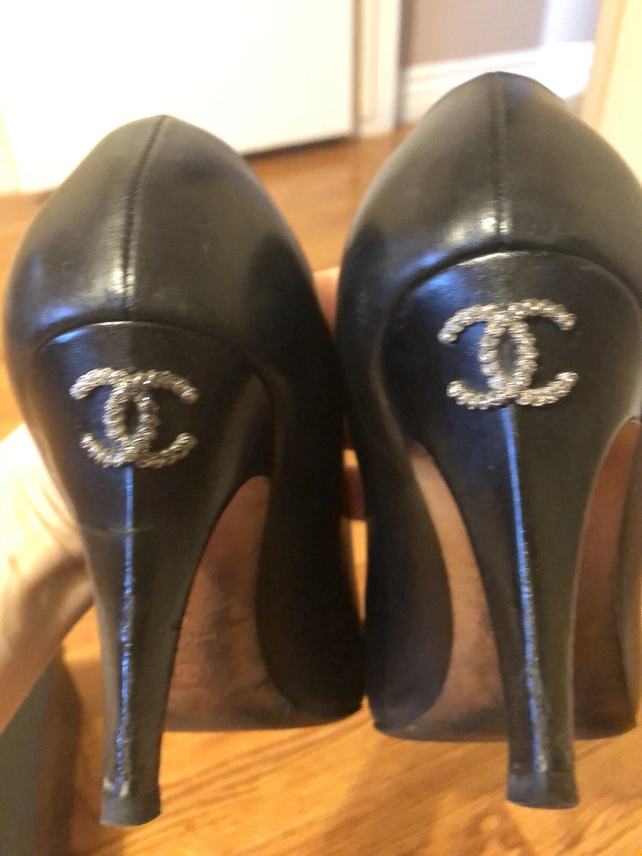 Chanel Escarpins Pumps with Crystal Logo on Heel – Black – Size 9