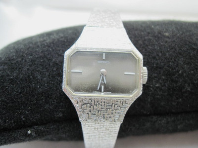 Vintage Seiko 11-3879 Ladies Very Stylish 17-Jewel Easy Hand Wind Running Great