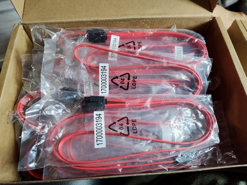 25x Cable Red Amphenol 24 inch SATA3 6Gbps Cable Red  1700003194