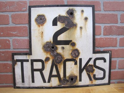 2 GLEISE original altes Bahnhof Eisenbahn Porzellan Schild RR schwarz-weiß