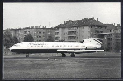 Fotografie Flugzeug Hawker Siddeley Trident British Airways G-AWZC vor Wohnäuse 