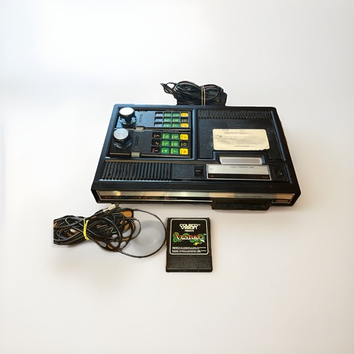 Colecovision Konsole mit Controllern und Spielen getestet