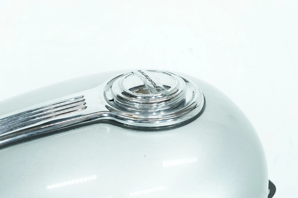 Depósito de tanque de combustible Harley Sportster XL883 05 OEM gasolina con consola NOKey Foto 2 de 4