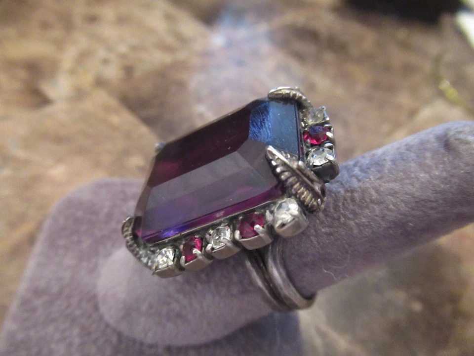 VINTAGE LARGE 1 INCH PURPLE STONE STATEMENT RING PEWTER SIZE 7 - Image 3 of 4