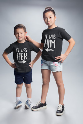 It Was Him / It Was Her Unisex Kinder T-Shirt Freund Geschwister Zwillinge Bruder Ärger