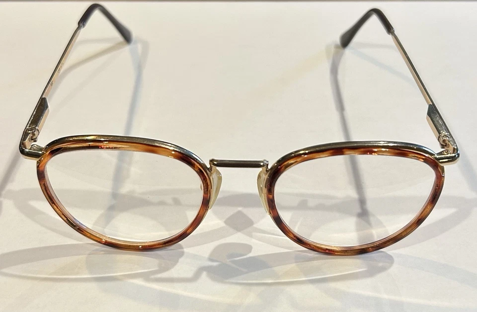 Marco de gafas recetadas con superposición de caparazón de tortuga tono dorado solo marca desconocida Foto 2 de 4