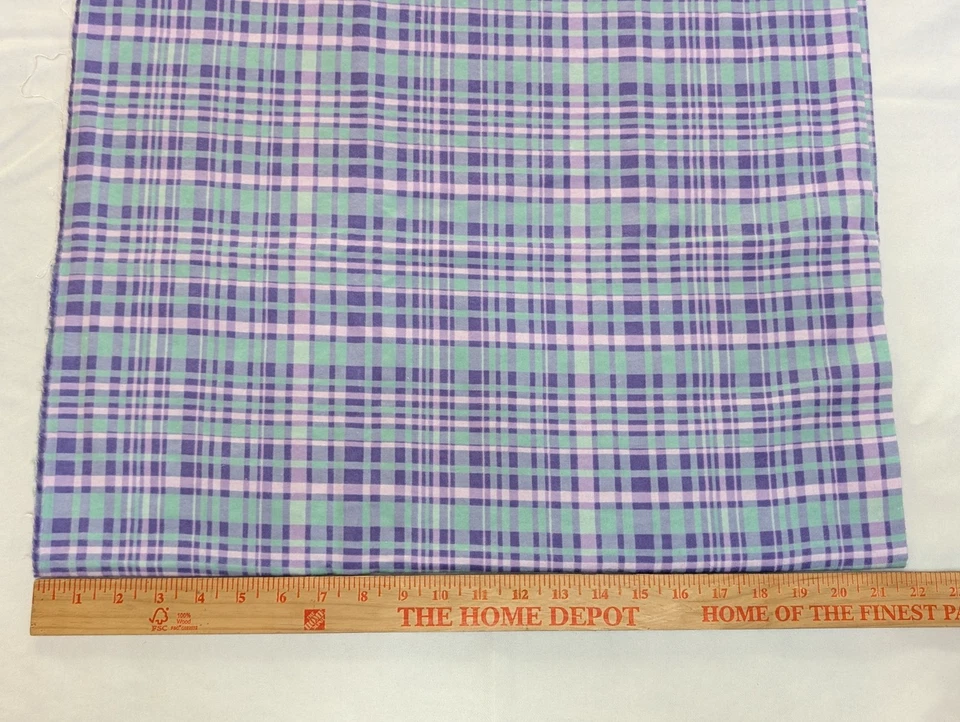 Pieza de patio de tela de franela a cuadros verde y púrpura como nueva 36" x 42" de JoAnn Fabrics Foto 4 de 4