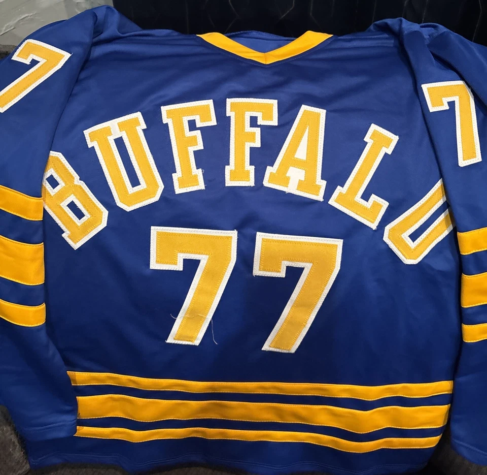 CAMISETA FIRMADA POR PIERRE TURGEON AUTO BUFFALO SABLES CON PATIO 2023 certificada por la JSA Foto 4 de 4