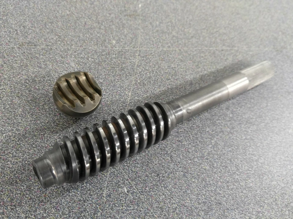 JUEGO DE ENGRANAJES HELICOIDALES EJE PIÑÓN DIRECCIÓN ORIGINAL PORSCHE 356 356A USADO MUY BONITO NLA Foto 2 de 4