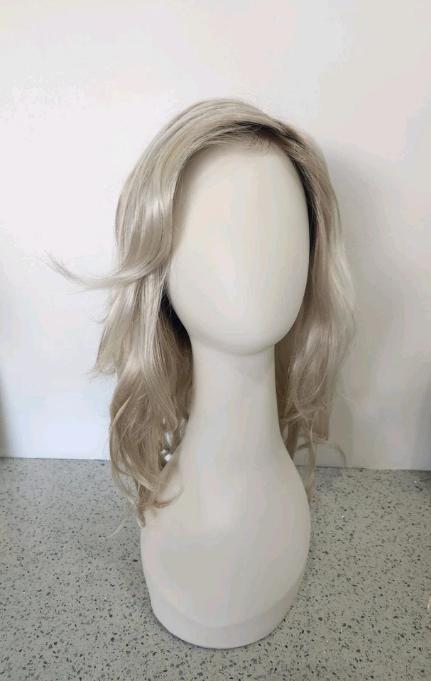 Peluca de mujer Orchid by ESTETICA Designs SUNLIT rubia encaje frontal largas ondas en capas Foto 3 de 4