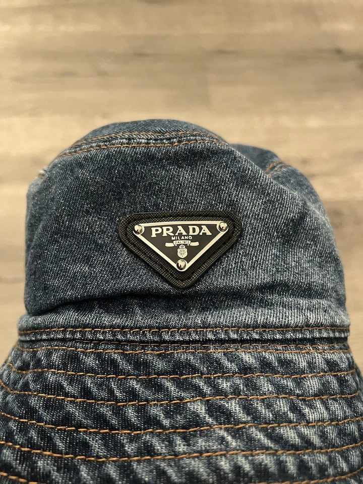 Sombrero de cubo de mezclilla Prada tamaño mediano - Sombrero de diseñador azul lavado con logotipo Foto 3 de 3
