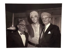 ELVIS PRESLEY AUTHENTIC ORIGINAL 8x10 PHOTO 1965 HAREM SCARUM +Certificate