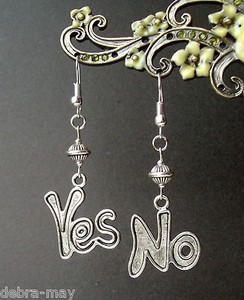 Eccentrico Divertente Asimmetrici Si E No Charm Orecchini Pendenti Ebay