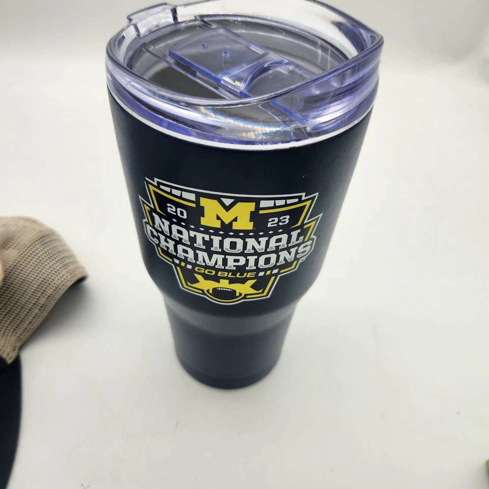 De colección Michigan Wolverines Sombrero Favorito de los Fanáticos 2023 Campeones Nacionales Vaso Foto 2 de 4