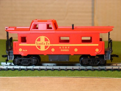 SANTA FE RED CABOOSE, METAL STYLE, FLAT ROOF, AHM HO SCALE, HORN HOOK