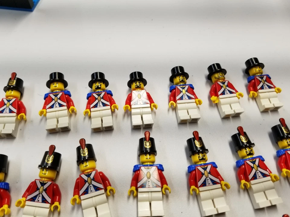 Lot Of 24 Lego Redcoat Soldiers  - Image 4 of 4