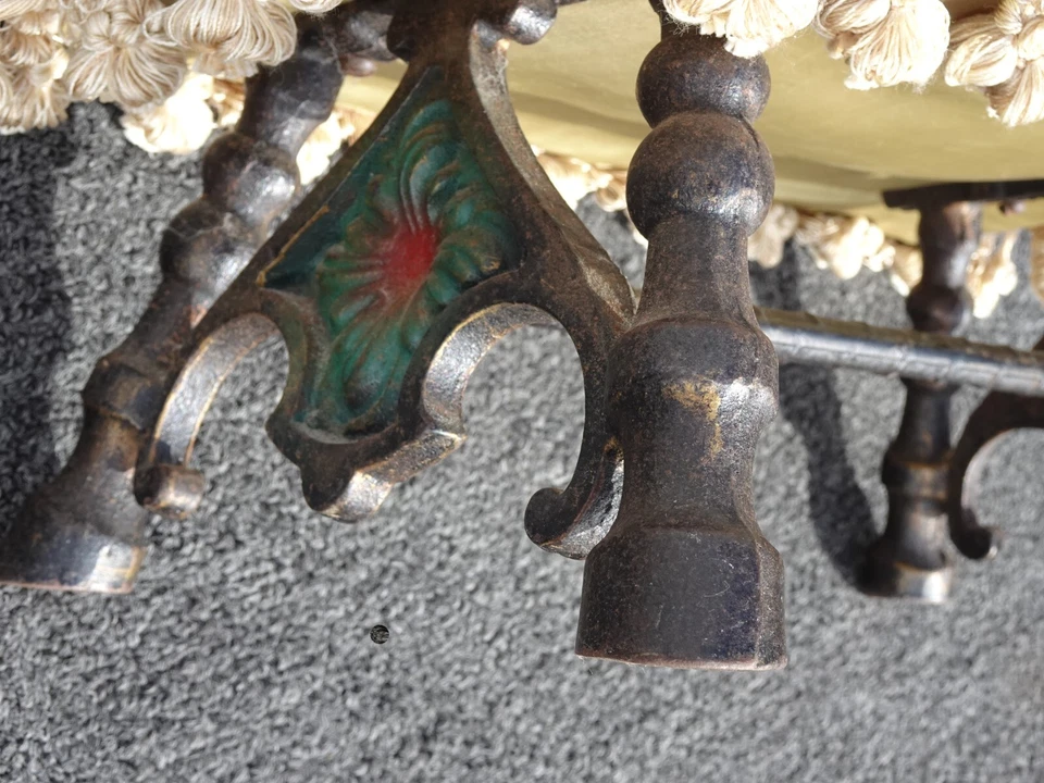 Reposapiés francés vintage de hierro fundido blanco con borlas con emblema verde Foto 2 de 4