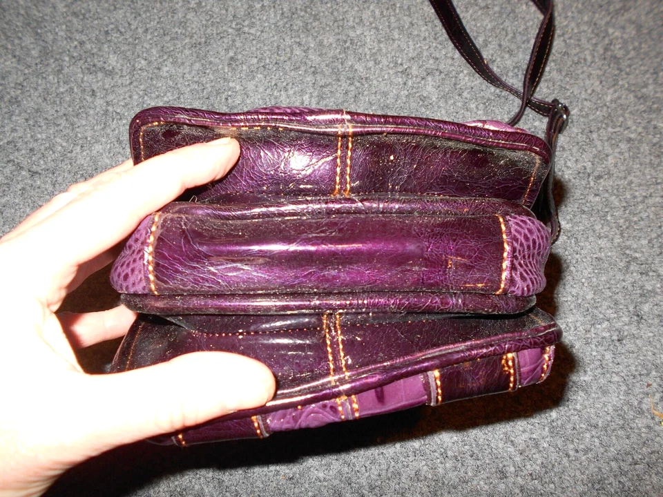 BOLSO BANDOLERA DE DÍA MADI CLAIRE CUERO COCODRILO MORADO 8X10                Foto 4 de 4