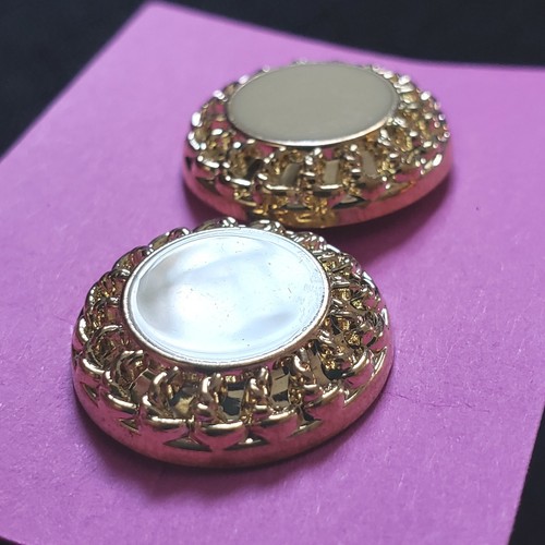 2x Vintage 18mm Ornate Gold Tone Cream Colored Enamel & Metal Shank Buttons - Picture 5 of 8