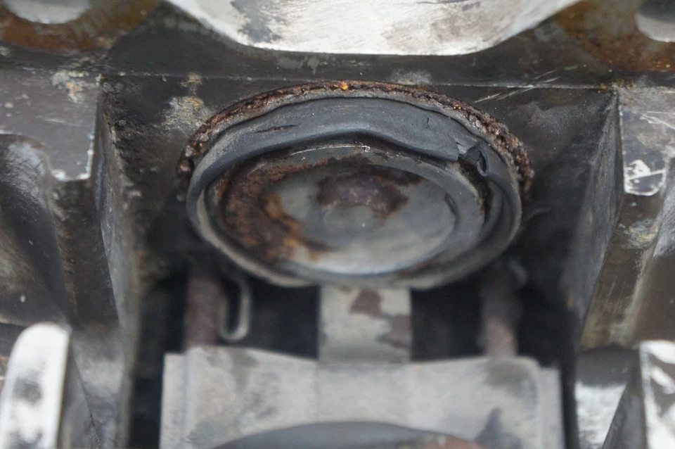 Front Left Driver Brake Caliper OEM 91135193500 Porsche 911 1972-1977 - Image 2 of 4