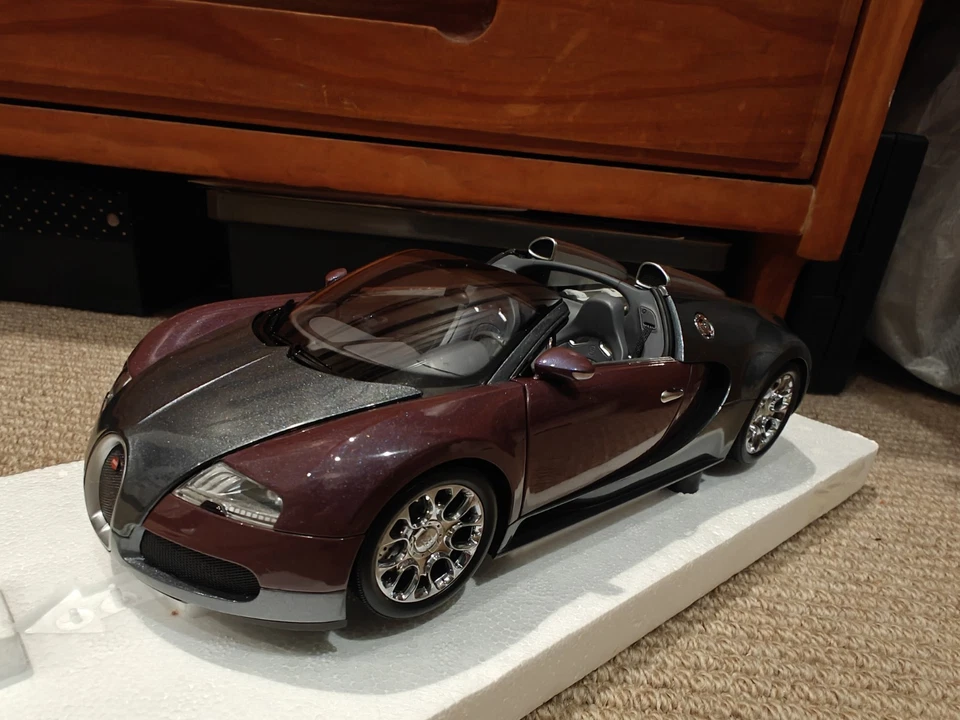 1:18 Minichamps Bugatti Veyron Grand Sport 2009 Grey/ Purple Metallic - Image 2 of 4