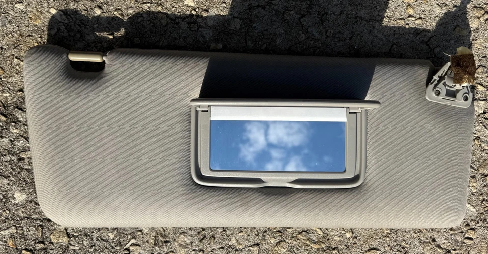 Parasol gris lado pasajero Nissan Titan Armada 04-14 diestro iluminado OEM Foto 2 de 3