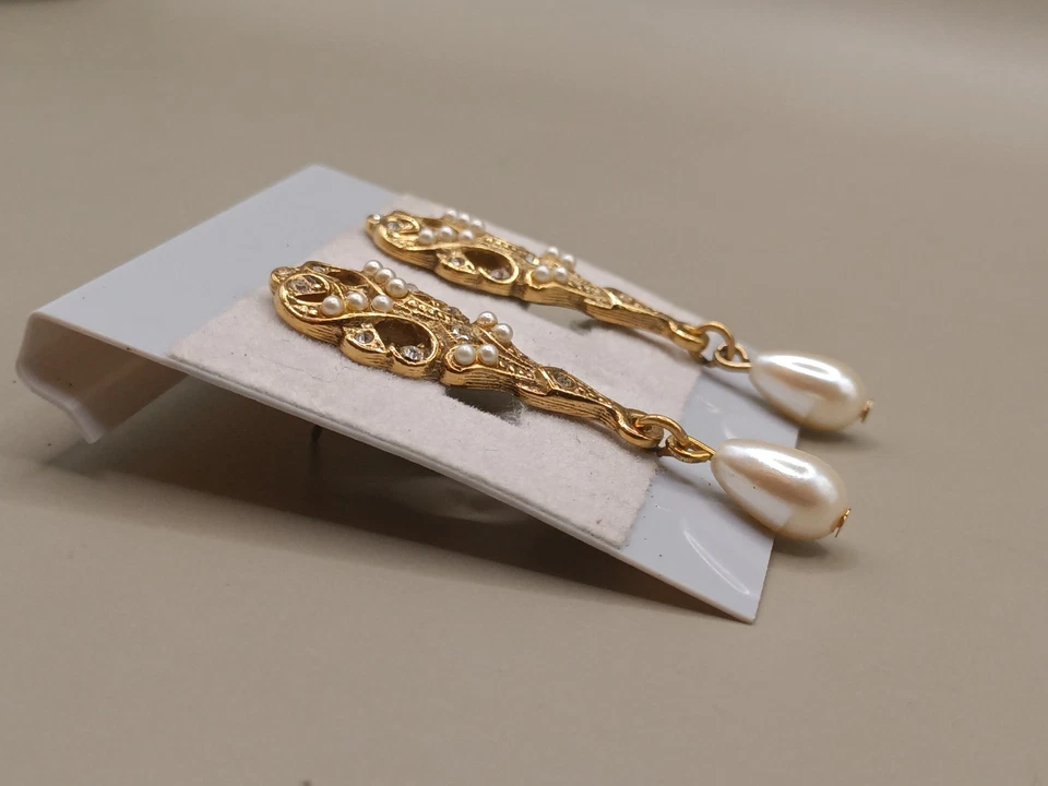 Pendientes colgantes perforados de diamantes de imitación de perlas tono oro 1928 de colección Foto 3 de 4