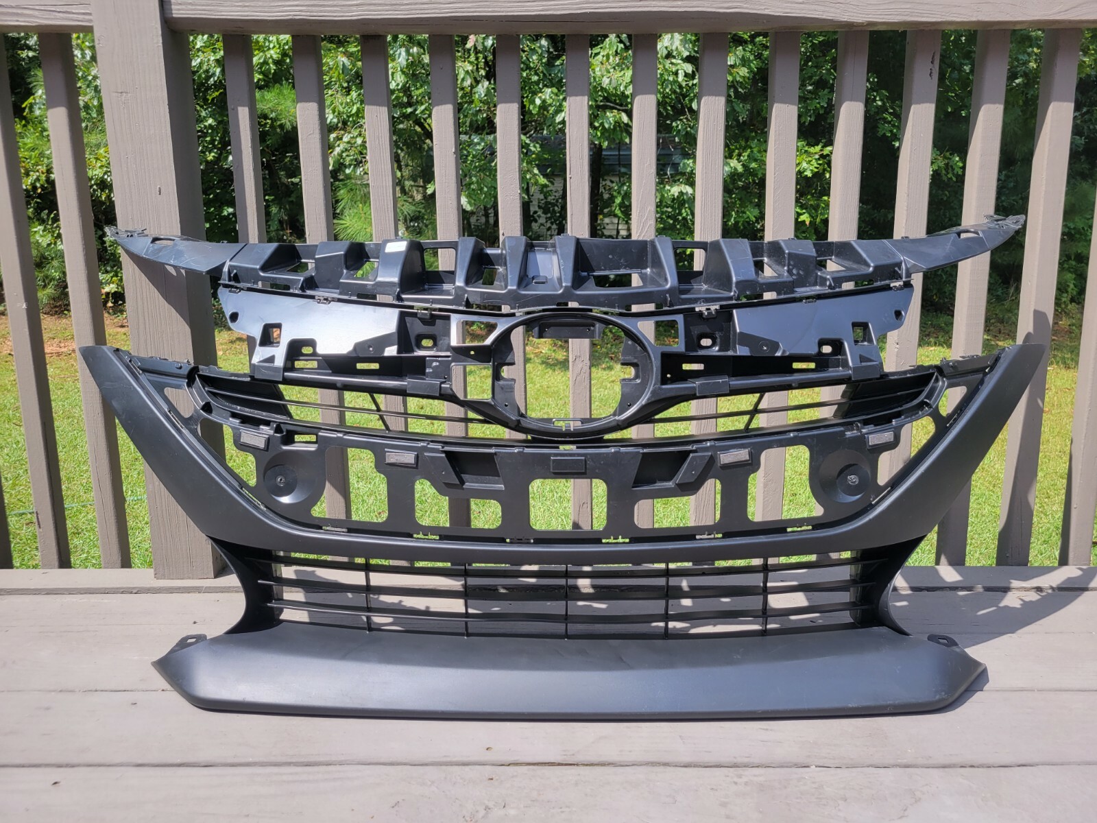 2017-2020 Toyota Prius Prime Front Grille 53101-47041 OEM. Local  