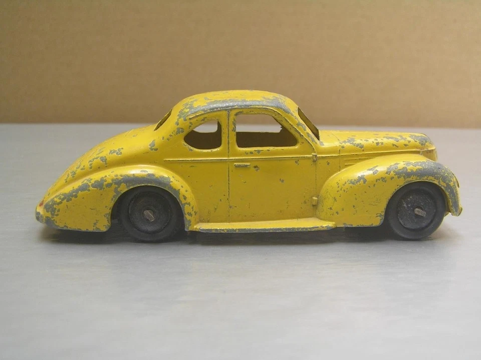 Dinky Toys 39f Studebaker State Commander Saloon early post war yellow scarce - Image 3 of 4