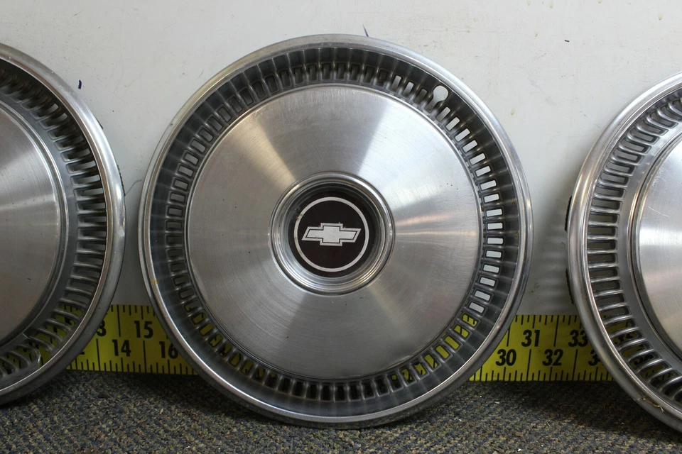Conjunto de tampas de cubo usadas GM 14" 03997992 3051 1973-74 Chevrolet Nova/Camaro (1807) fabricante de equipamento original - Imagem 3 de 4