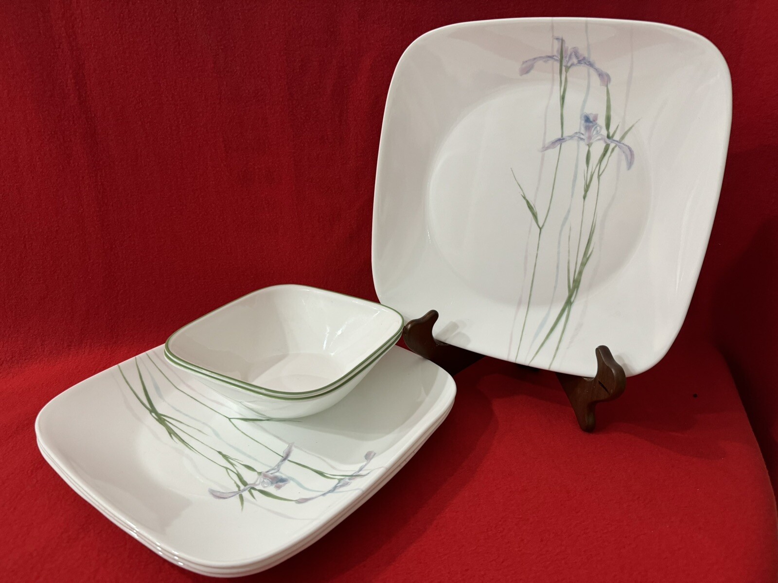 8 Pcs Vintage Corelle Shadow Iris 4 Dinner Plates & 4 Bowls.
