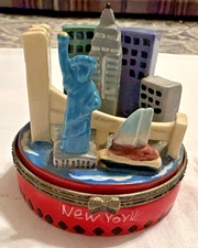 **VERY NICE** New York City Porcelain Hinged Trinket Box w/ WRAPPED BIG APPLE