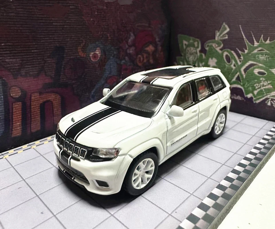 JKM 1:64 Jeep Grand Cherokee Trackhawk Diecast Metal Model Car New - Image 4 of 4