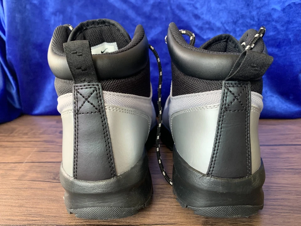 Nike Manoa LTH Botas Zapatos 472648 020 Metálico Plateado Negro Niños Talla 7Y Foto 3 de 4